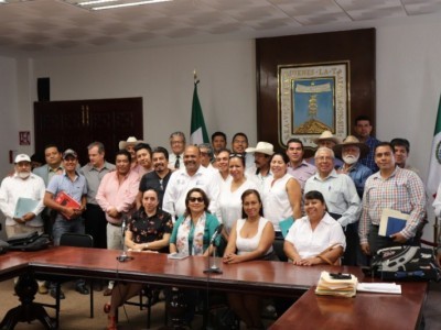 <a href="/noticias/escuchan-propuestas-para-mejorar-obras-agricolas-y-el-uso-eficiente-del-agua-en-el-campo">Escuchan propuestas para mejorar obras agrícolas y el uso eficiente del agua en el campo mor...</a>